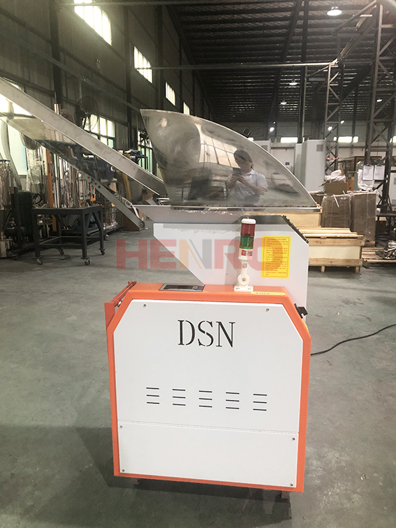 工業(yè)原料再生的關(guān)鍵設(shè)備：塑料粉碎機(jī)